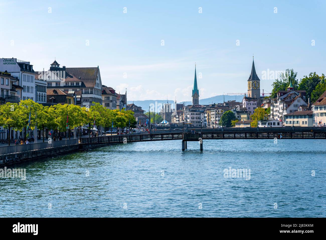 Fraumuenster et tour de l'église Saint-Pierre, panorama avec Limmat dans la vieille ville de Zurich, Suisse Banque D'Images