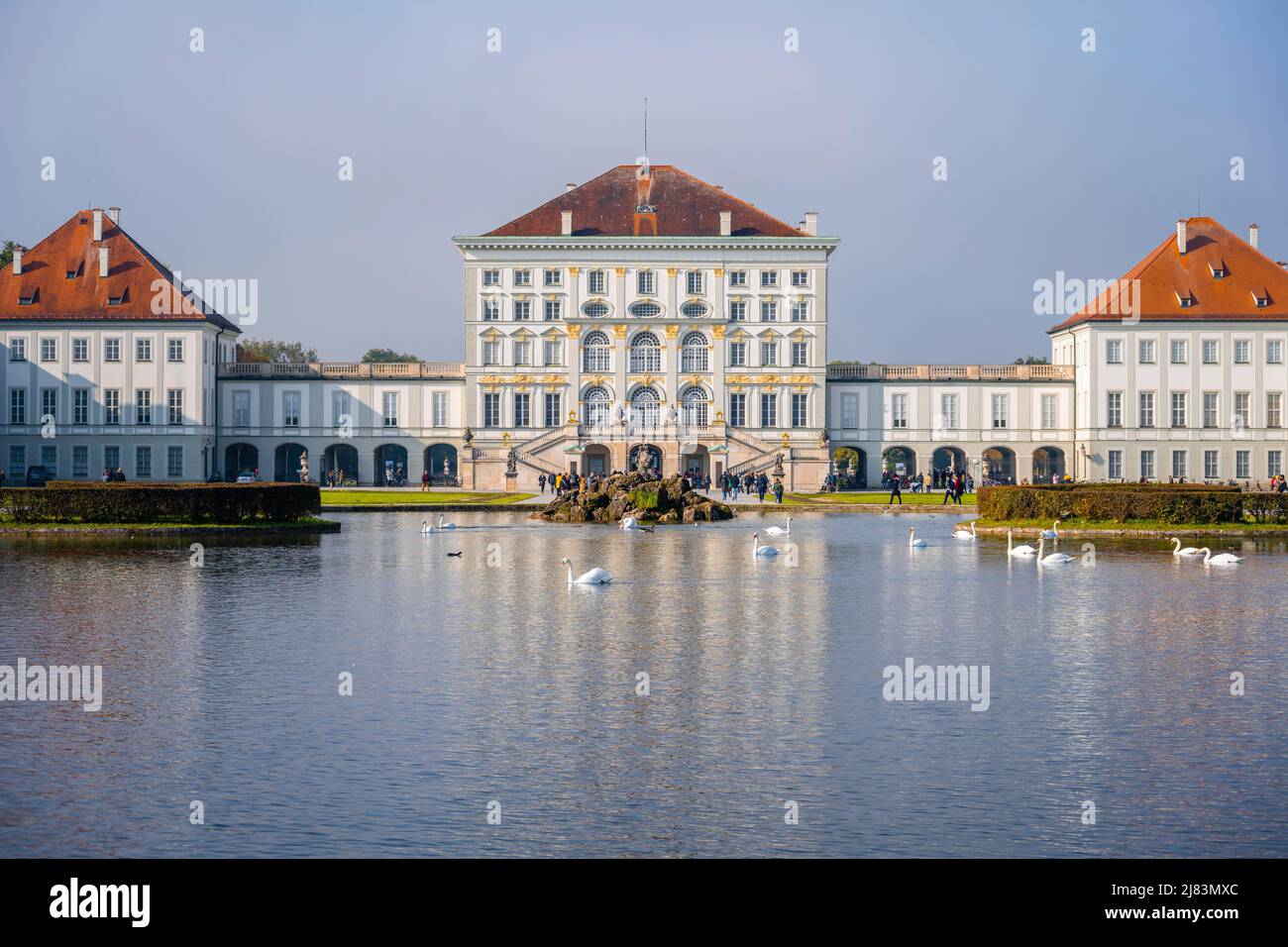 Swans nageant en face du palais de Nymphenburg, jardin du palais, Munich, Bavière, Allemagne Banque D'Images