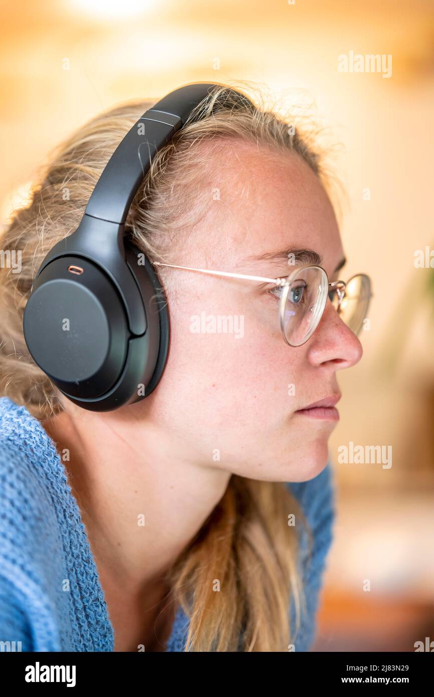 Jeune femme avec un casque Banque D'Images