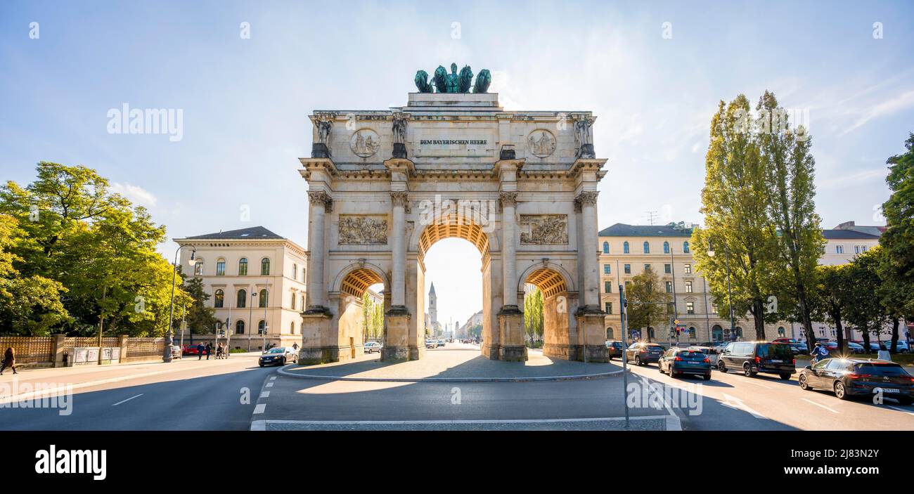 Backlight tourné, Siegestor sur Leopoldstrasse, architecture néoclassique, Bavière, Munich Banque D'Images