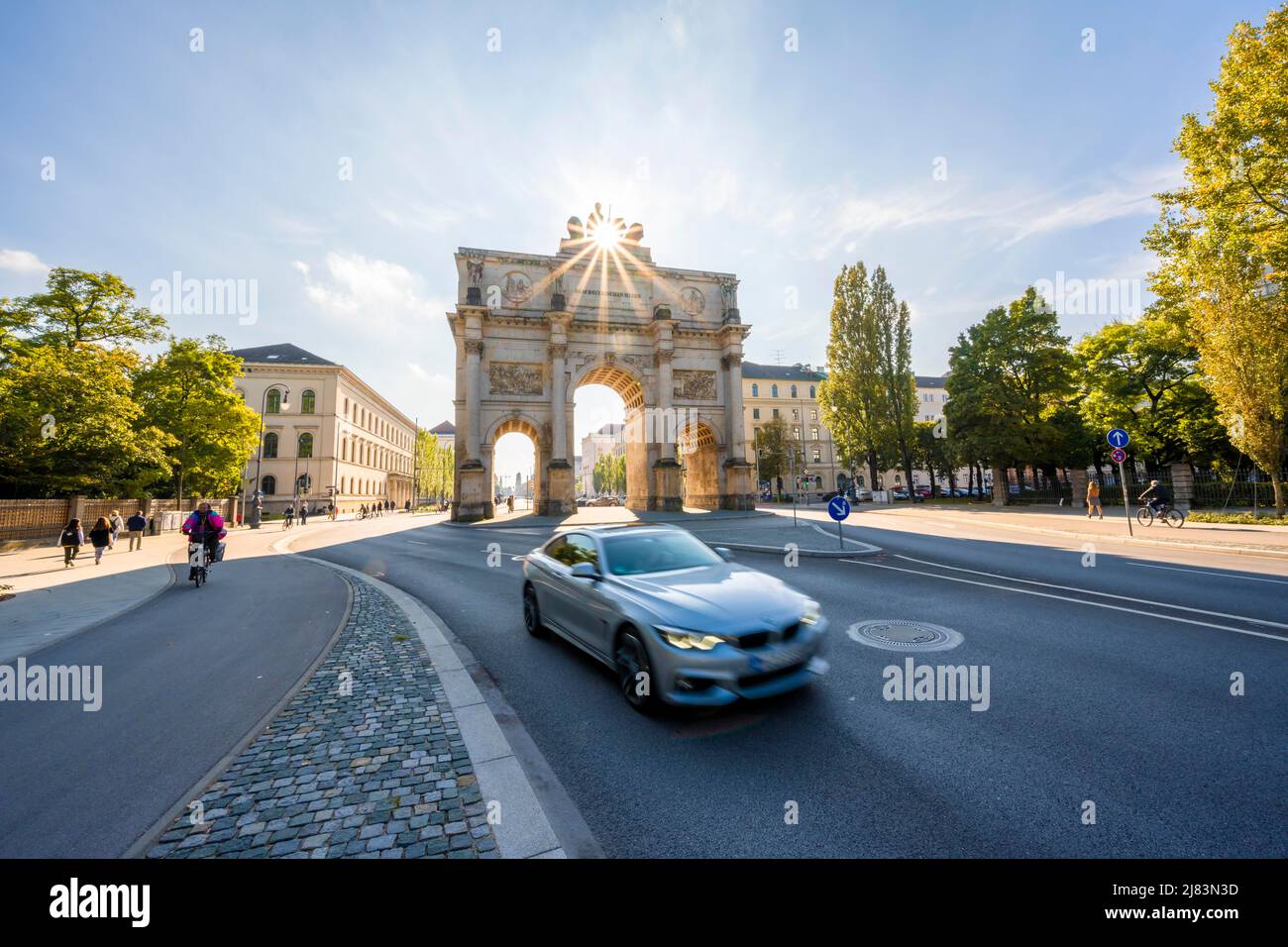 Sun star, Siegestor, voiture le long de Leopoldstrasse, architecture néoclassique, Bavière, Munich Banque D'Images