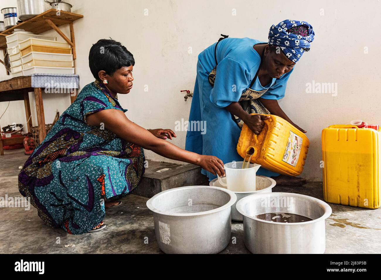 Femmes fabrication de savon, centre d'algues, femmes Coopérative, culture d' algues et production de savon, Paje, côte est, Unguja, Zanzibar, Tanzanie  Photo Stock - Alamy