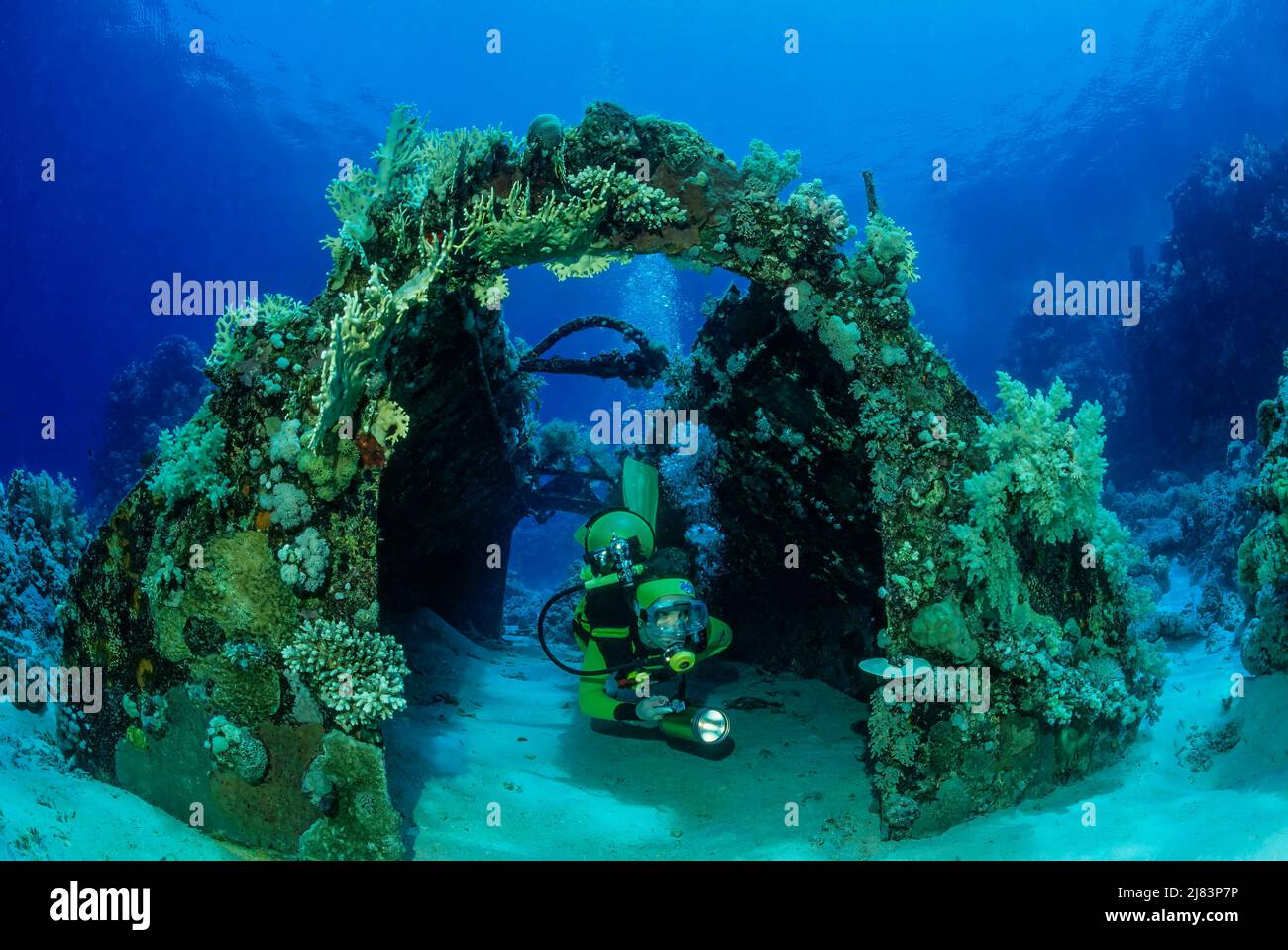 Taucherin im Geraeteschuppen der Unterwassersiedlung von Jacques Yves Cousteau, Precontinent II, Rotes Meer, Shab Rumi, Soudan Banque D'Images