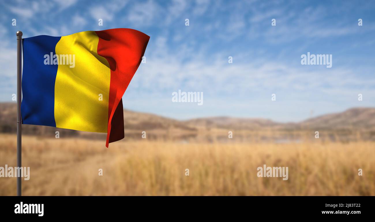 Image composite d'un drapeau roumain agité contre un paysage avec des prairies et des montagnes Banque D'Images