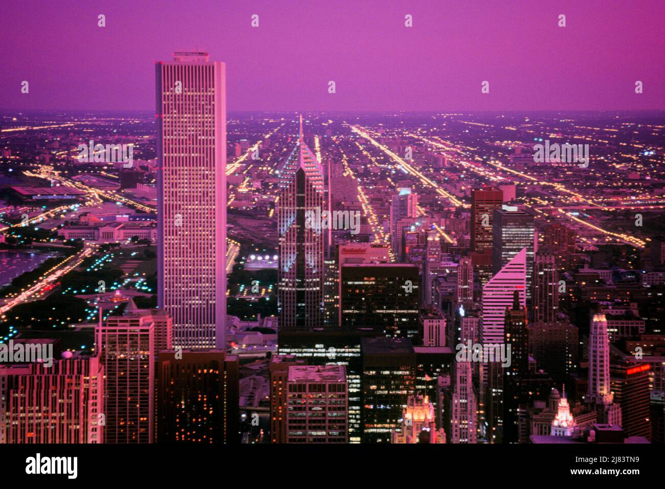 1990S VUE SUD AU CRÉPUSCULE DE L'OBSERVATOIRE JOHN HANCOCK BÂTIMENT LE GRAND AON CENTRE BÂTIMENT SUR LA GAUCHE CHICAGO ILLINOIS - KR103873 NET002 HARS PANORAMIQUE VISTA ILLINOIS GAUCHE IL MIDWEST MIDWESTERN OLD FASHIONED Banque D'Images