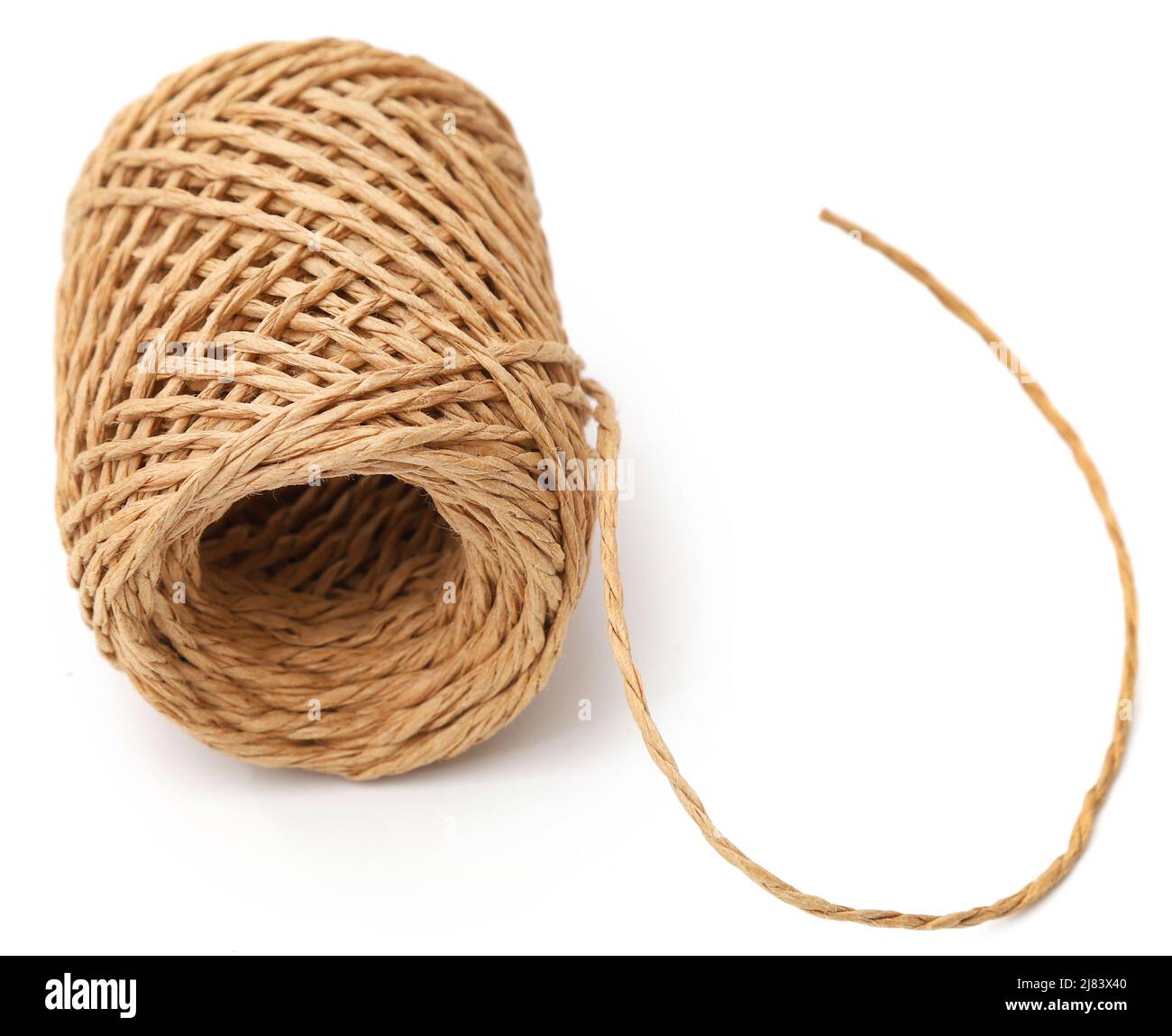 Bille de filetage en fibre de jute naturelle sur fond blanc Banque D'Images