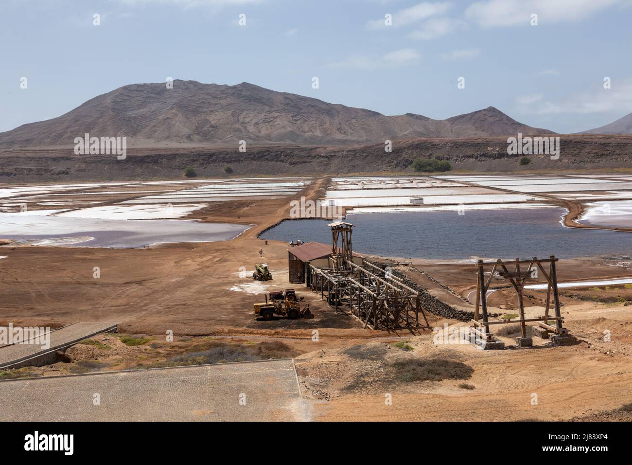 Étangs d'évaporation de sel à la mine de sel Pedra de Lume, île de Sal, îles du Cap-Vert, Cabo Verde, Afrique Banque D'Images