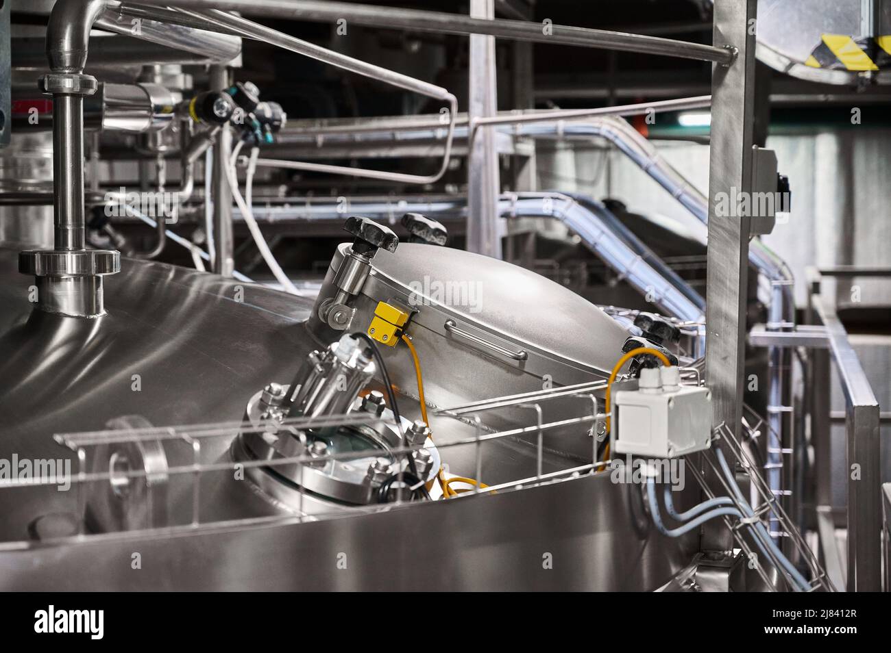 Réservoir dans l'atelier de l'usine de produits laitiers traités thermiquement Banque D'Images