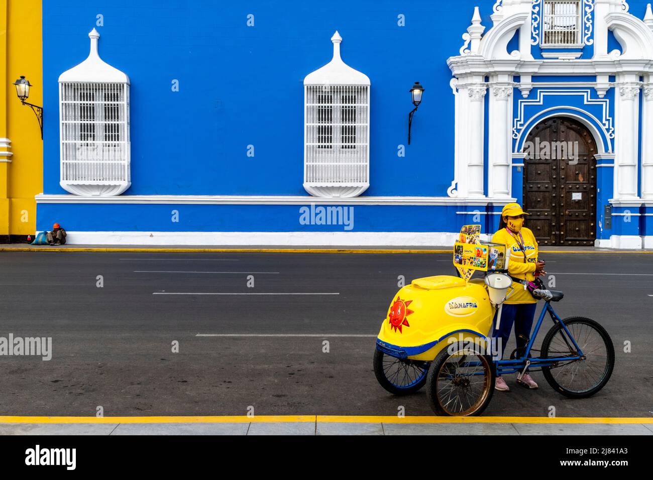 Une femme vend des crèmes glacées à partir D'Un vélo mobile sur la Plaza de Armas, Trujillo, région de la Libertad, Pérou. Banque D'Images