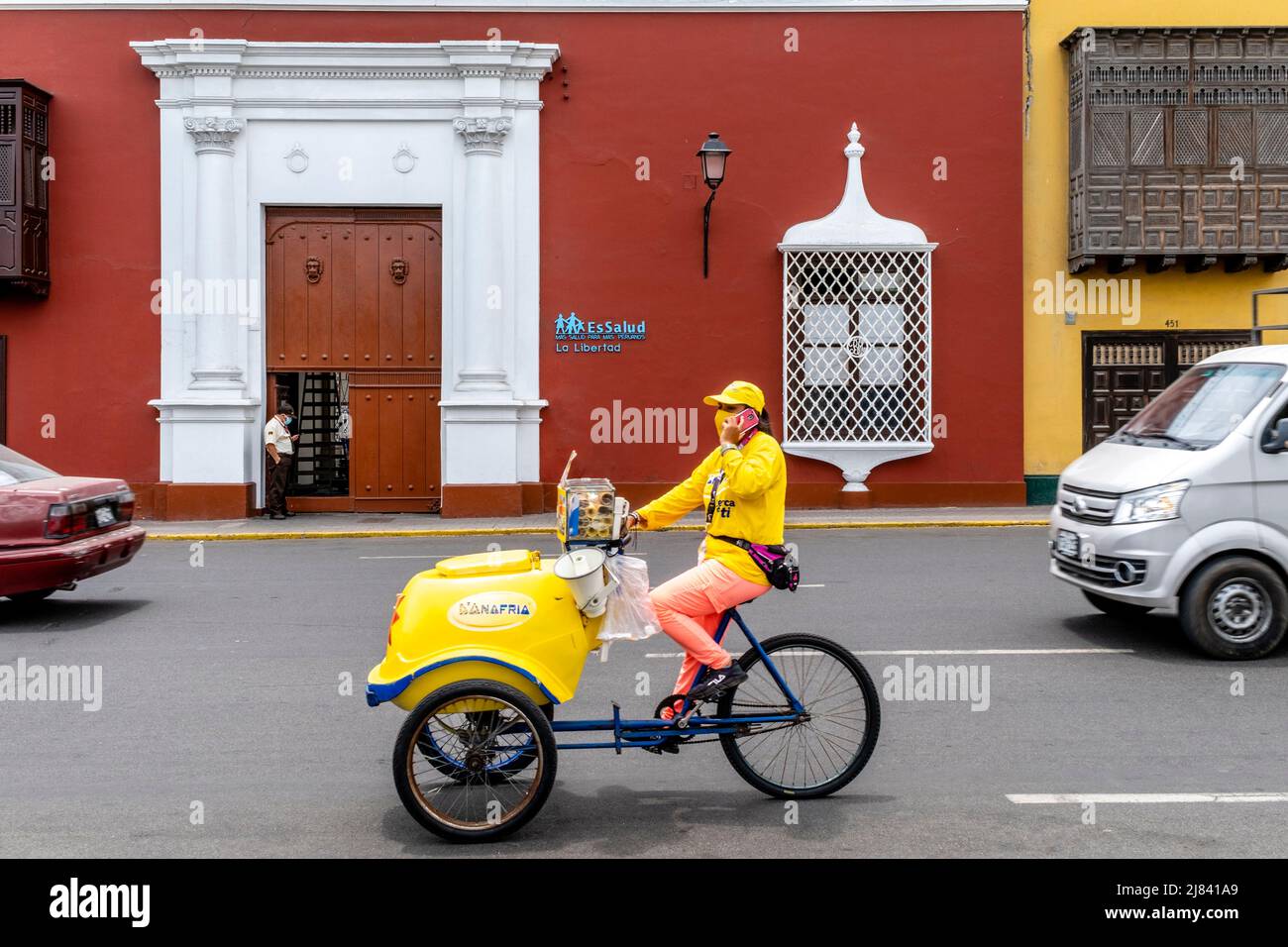 Une femme vend des crèmes glacées à partir D'Un vélo mobile sur la Plaza de Armas, Trujillo, région de la Libertad, Pérou. Banque D'Images
