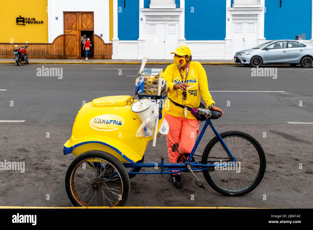 Une femme vend des crèmes glacées à partir D'Un vélo mobile sur la Plaza de Armas, Trujillo, région de la Libertad, Pérou. Banque D'Images
