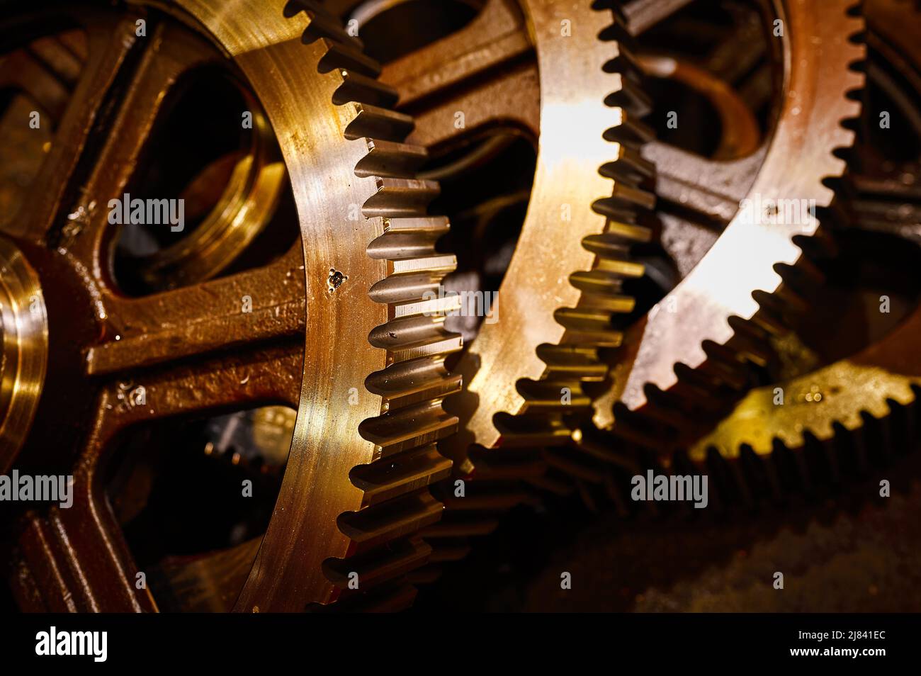 Jeu d'énormes roues dentées pour entraînement par engrenage en spirale dans l'entrepôt Banque D'Images