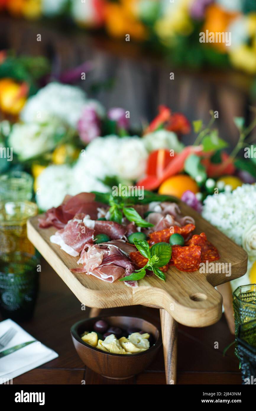 En-cas et herbes sur la table de fête. Banque D'Images