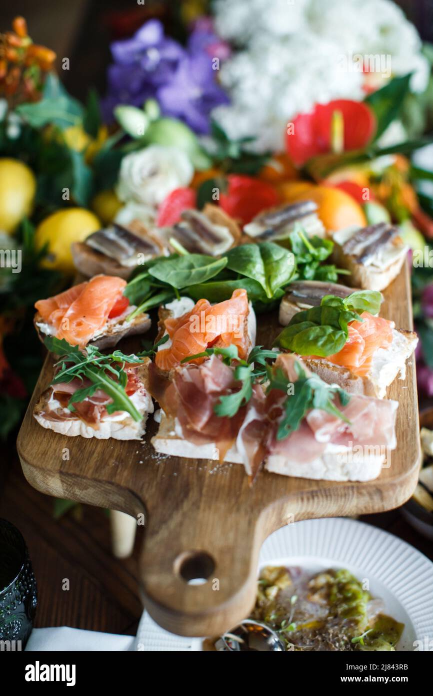 En-cas et herbes sur la table de fête. Banque D'Images