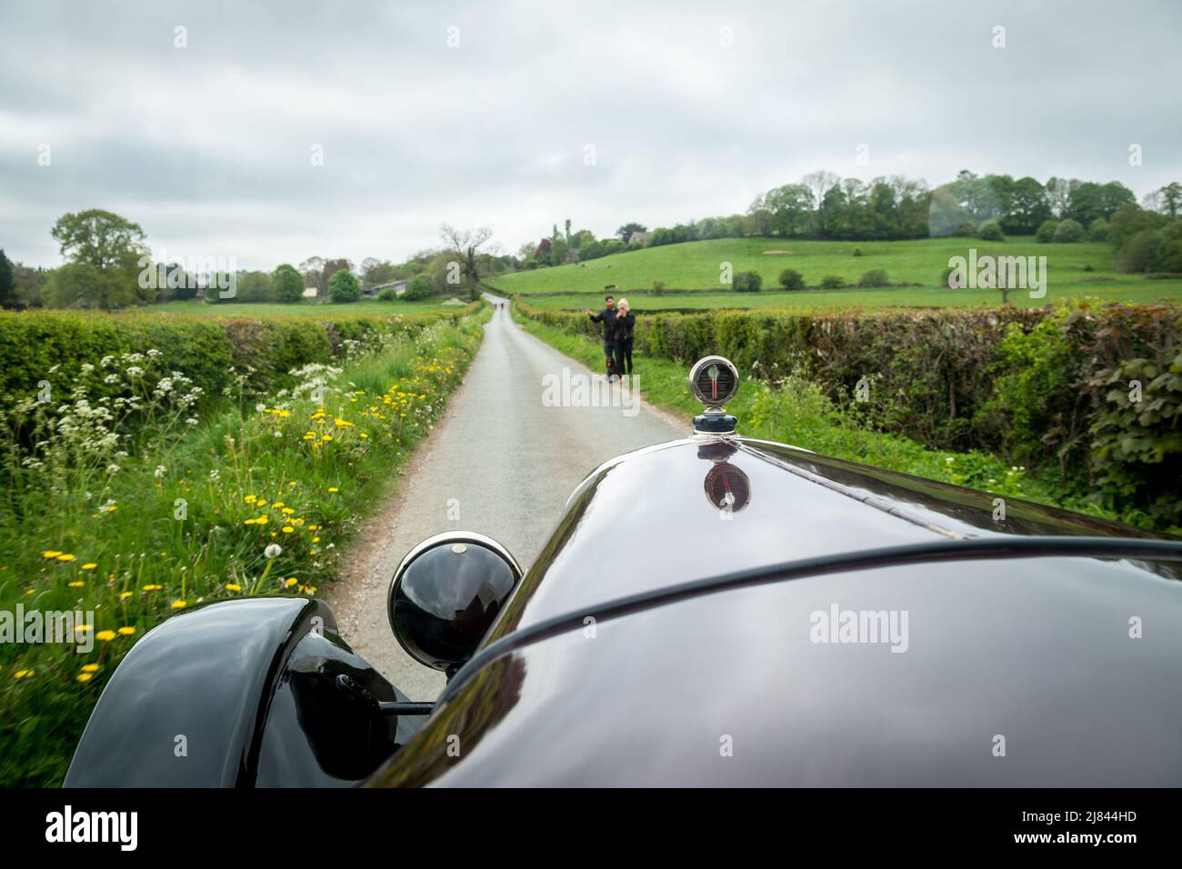 À l'intérieur d'une voiture d'époque Austin 12, qui participe à la tournée « Century of Sevens Celebration » du club automobile d'Austin 7 avant la guerre, dans le quartier des pics du Derbyshire. Banque D'Images
