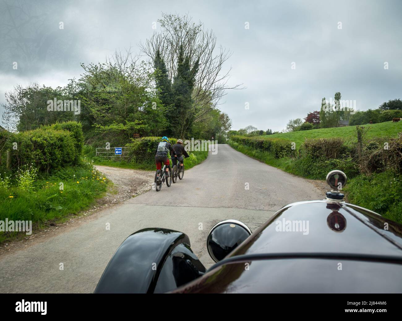 À l'intérieur d'une voiture d'époque Austin 12, qui participe à la tournée « Century of Sevens Celebration » du club automobile d'Austin 7 avant la guerre, dans le quartier des pics du Derbyshire. Banque D'Images