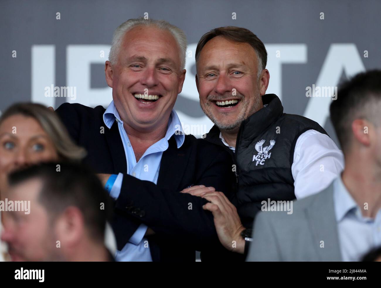 Richard Lane, président des Harriers de Kidderminster (à droite) dans les tribunes du match nord de la Ligue nationale au stade Aggborough, Kidderminster. Date de la photo: Jeudi 12 mai 2021. Banque D'Images