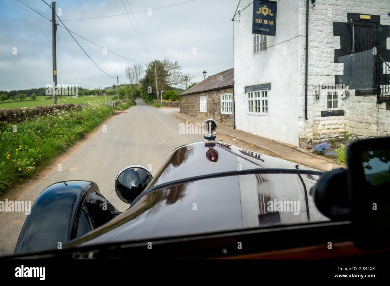 À l'intérieur d'une voiture d'époque Austin 12, qui participe à la tournée « Century of Sevens Celebration » du club automobile d'Austin 7 avant la guerre, dans le quartier des pics du Derbyshire. Banque D'Images