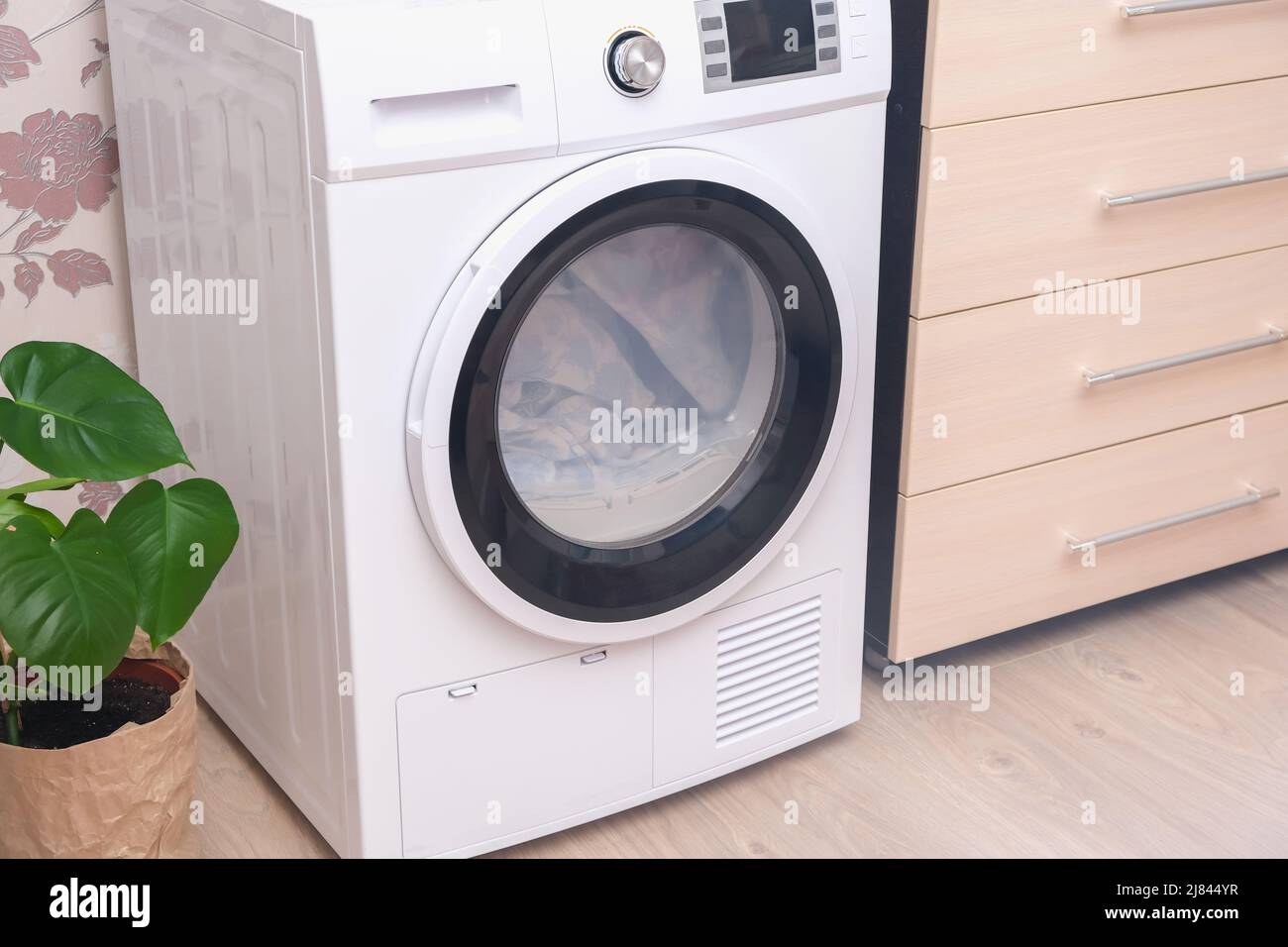 Machine à sécher dans la maison pour sécher le linge, les vêtements, le  linge de lit. Sèche-linge Photo Stock - Alamy