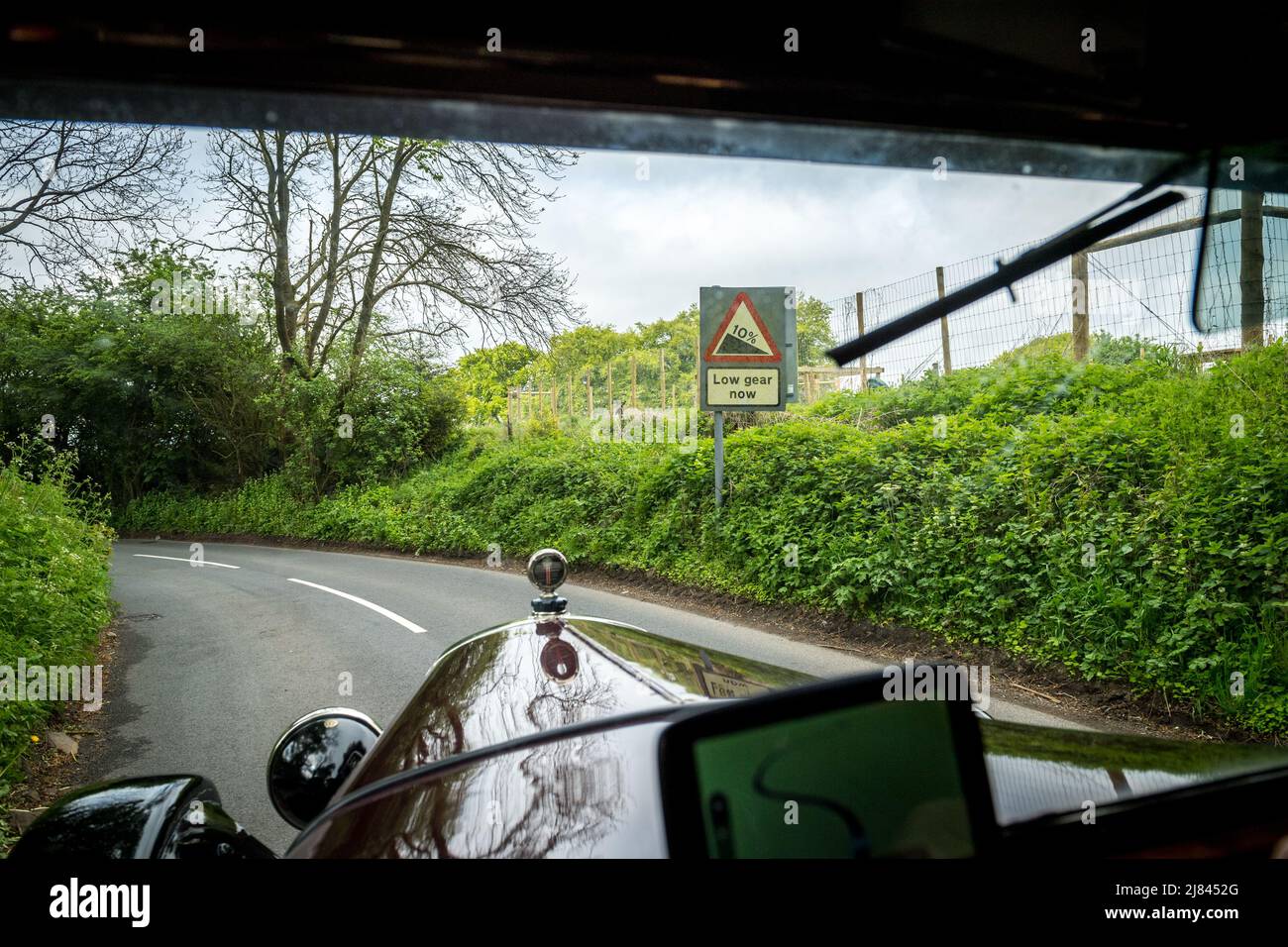 À l'intérieur d'une voiture d'époque Austin 12, qui participe à la tournée « Century of Sevens Celebration » du club automobile d'Austin 7 avant la guerre, dans le quartier des pics du Derbyshire. Banque D'Images