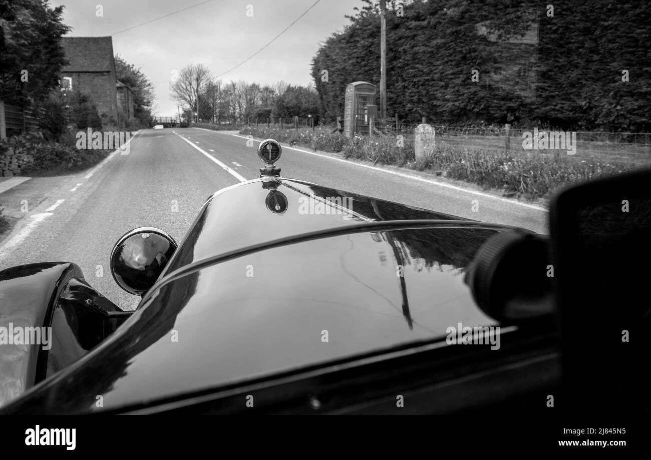 À l'intérieur d'une voiture d'époque Austin 12, qui participe à la tournée « Century of Sevens Celebration » du club automobile d'Austin 7 avant la guerre, dans le quartier des pics du Derbyshire. Banque D'Images