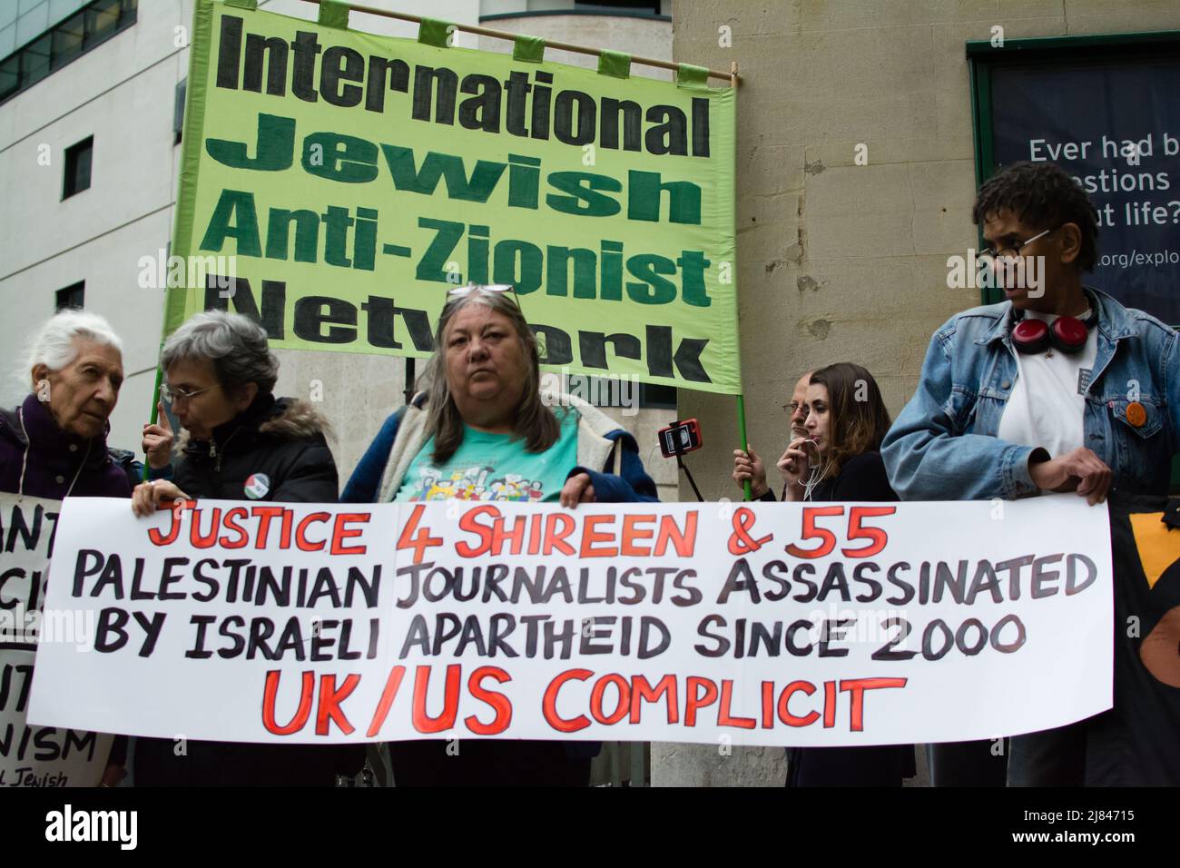 Londres, Royaume-Uni, 12/05/2022, manifestation de solidarité devant le siège de la BBC pour condamner, les forces israéliennes, le meurtre des journalistes d'Al Jazeera Shireen Abu Akleh a été tué par balle dans la tête par les forces israéliennes lors de l'invasion de Jénine en Cisjordanie occupée. Qu'est-ce que la démocratie ? Un autre acte démocratique que l'OTAN défend pour la justice en Palestine ?. Le monde entier est si cruel pour le peuple palestinien et reste silencieux. Le peuple palestinien est lui aussi humain. - 12 mai 2022. Banque D'Images