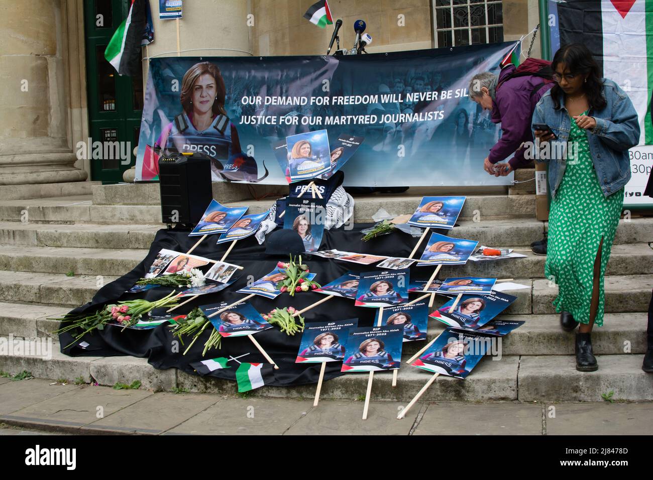 Londres, Royaume-Uni, 12/05/2022, manifestation de solidarité devant le siège de la BBC pour condamner, les forces israéliennes, le meurtre des journalistes d'Al Jazeera Shireen Abu Akleh a été tué par balle dans la tête par les forces israéliennes lors de l'invasion de Jénine en Cisjordanie occupée. Qu'est-ce que la démocratie ? Un autre acte démocratique que l'OTAN défend pour la justice en Palestine ?. Le monde entier est si cruel pour le peuple palestinien et reste silencieux. Le peuple palestinien est lui aussi humain. - 12 mai 2022. Banque D'Images