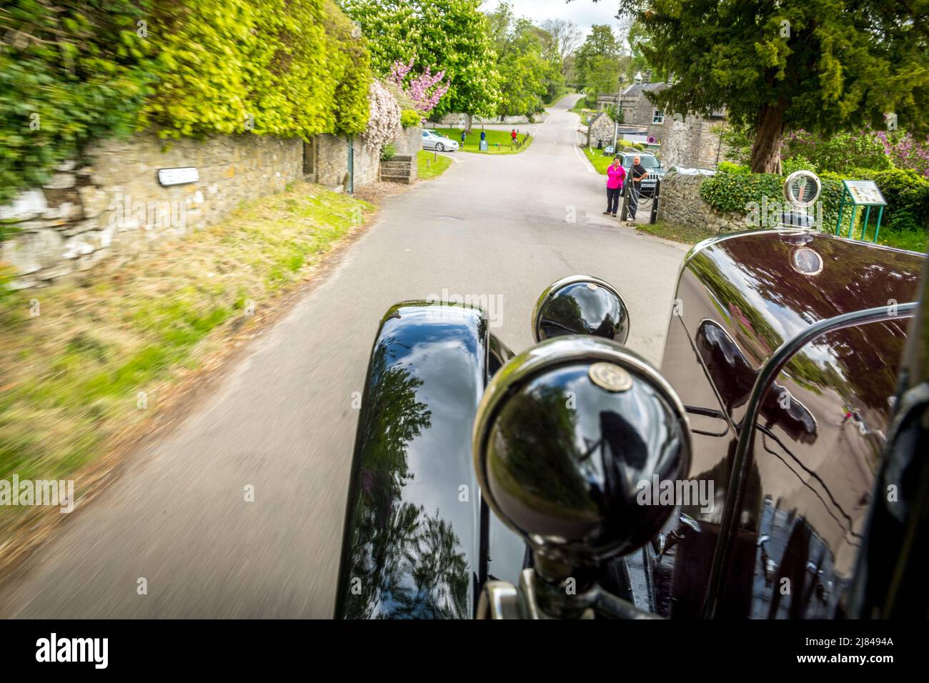 À l'intérieur d'une voiture d'époque Austin 12, qui participe à la tournée « Century of Sevens Celebration » du club automobile d'Austin 7 avant la guerre, dans le quartier des pics du Derbyshire. Banque D'Images