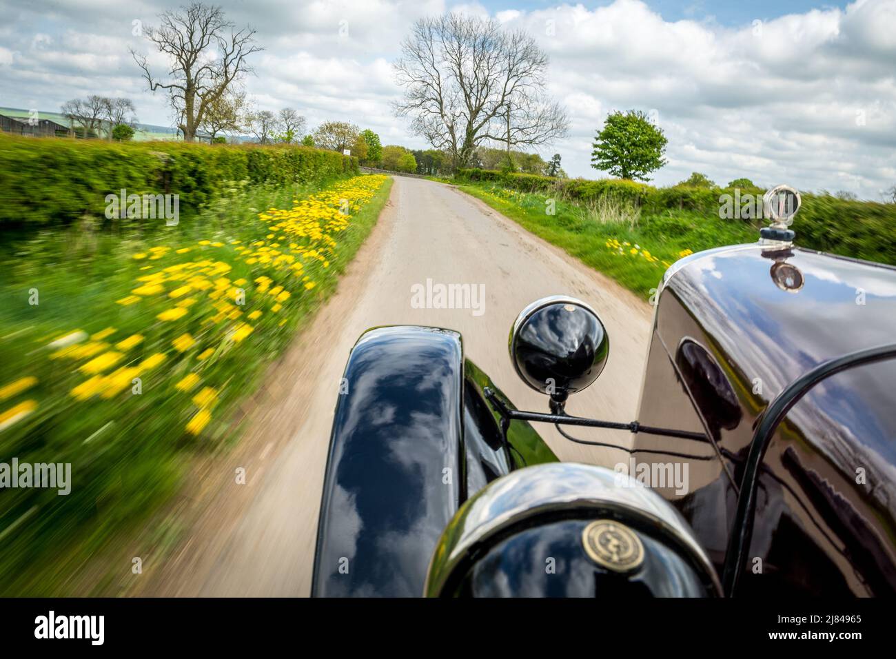 À l'intérieur d'une voiture d'époque Austin 12, qui participe à la tournée « Century of Sevens Celebration » du club automobile d'Austin 7 avant la guerre, dans le quartier des pics du Derbyshire. Banque D'Images