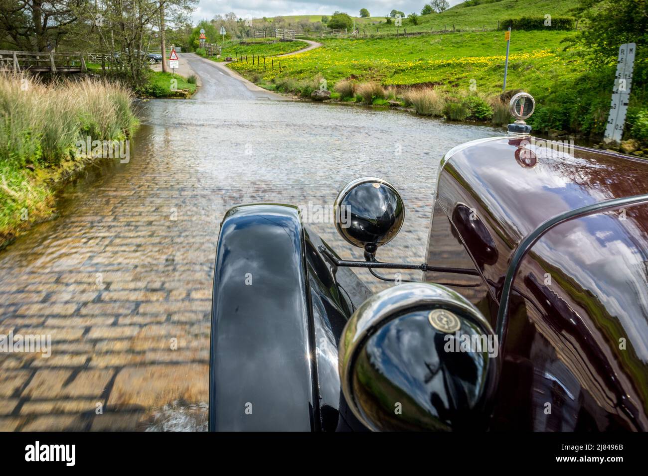 À l'intérieur d'une voiture d'époque Austin 12, qui participe à la tournée « Century of Sevens Celebration » du club automobile d'Austin 7 avant la guerre, dans le quartier des pics du Derbyshire. Banque D'Images