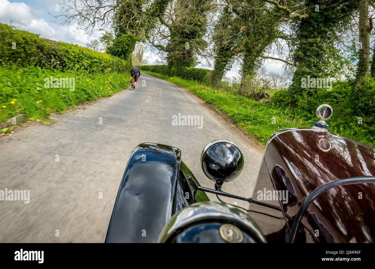 À l'intérieur d'une voiture d'époque Austin 12, qui participe à la tournée « Century of Sevens Celebration » du club automobile d'Austin 7 avant la guerre, dans le quartier des pics du Derbyshire. Banque D'Images