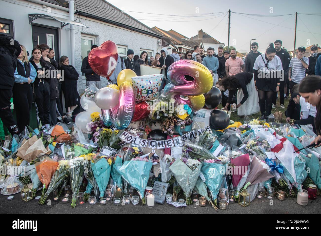 Peacehaven, Royaume-Uni, 12/05/2022, Une veillée a eu lieu à Peacehaven à la mémoire d'un homme décédé après une collision avec une voiture de police. Arthur Holscher-Ermert est mort sur la A259 South Coast Road à Peacehaven vers 11,10pm le samedi (30 avril) lorsqu'une voiture de police non marquée a été impliquée dans une collision avec l'homme de 27 ans qui était à pied. Les amis et la famille d'Arthur Hölscher-Ermert, qui est mort après avoir été frappé par une voiture de police le A259 avril à Peacehaven, le 30th avril, se sont mis à lui rendre hommage à l'occasion de ce qui aurait été son anniversaire de 28th. Banque D'Images