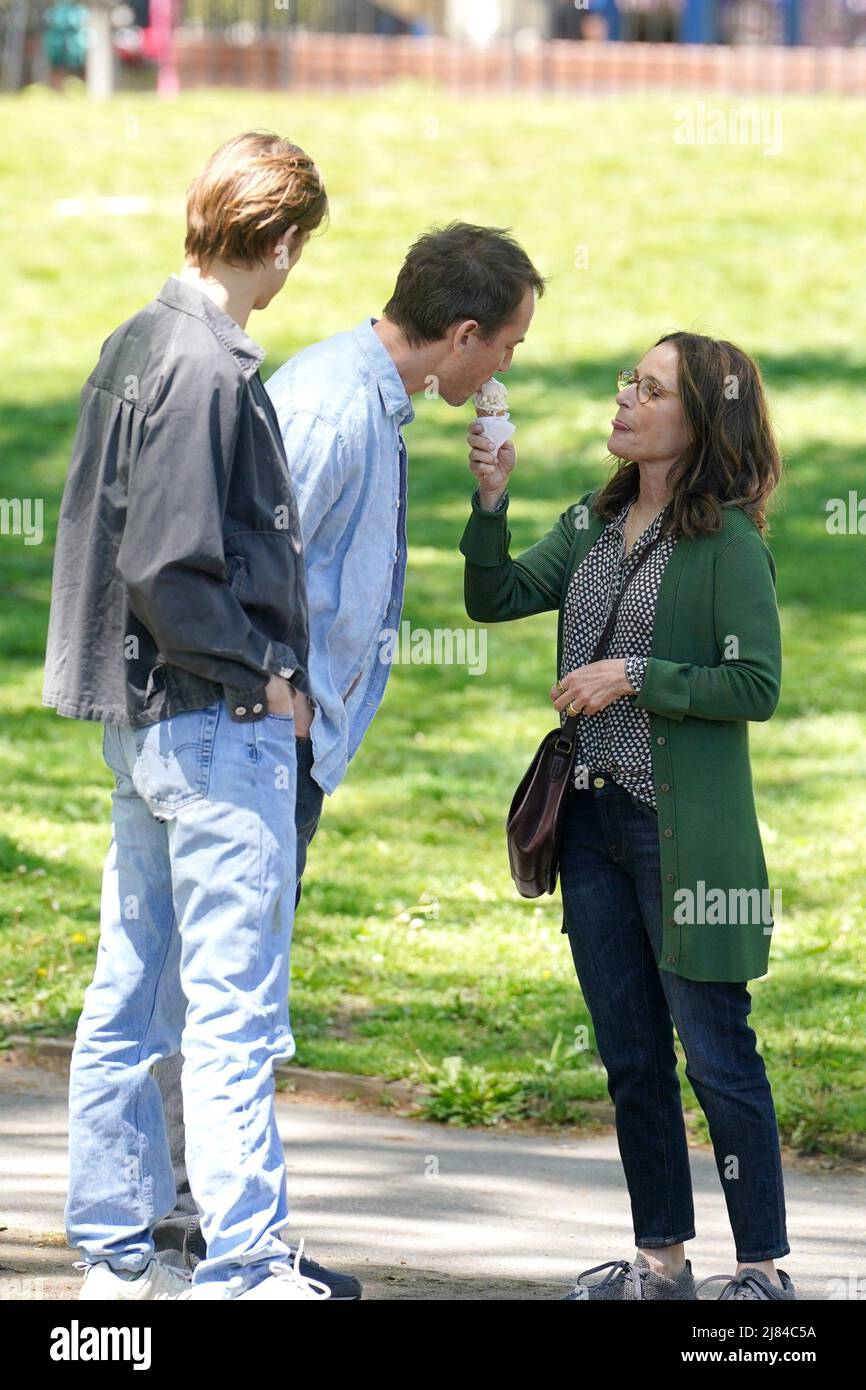 New York, NY, États-Unis. 10th mai 2022. Tobias Menzies, Julia Louis-Dreyfus sur place pour LE tournage DE BETH ET DON Movie sur place, New York, NY 10 mai 2022. Crédit : Kristin Callahan/Everett Collection/Alay Live News Banque D'Images