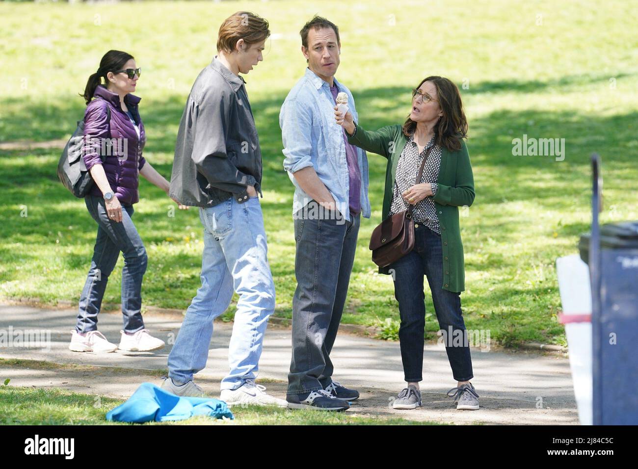New York, NY, États-Unis. 10th mai 2022. Tobias Menzies, Julia Louis-Dreyfus sur place pour LE tournage DE BETH ET DON Movie sur place, New York, NY 10 mai 2022. Crédit : Kristin Callahan/Everett Collection/Alay Live News Banque D'Images
