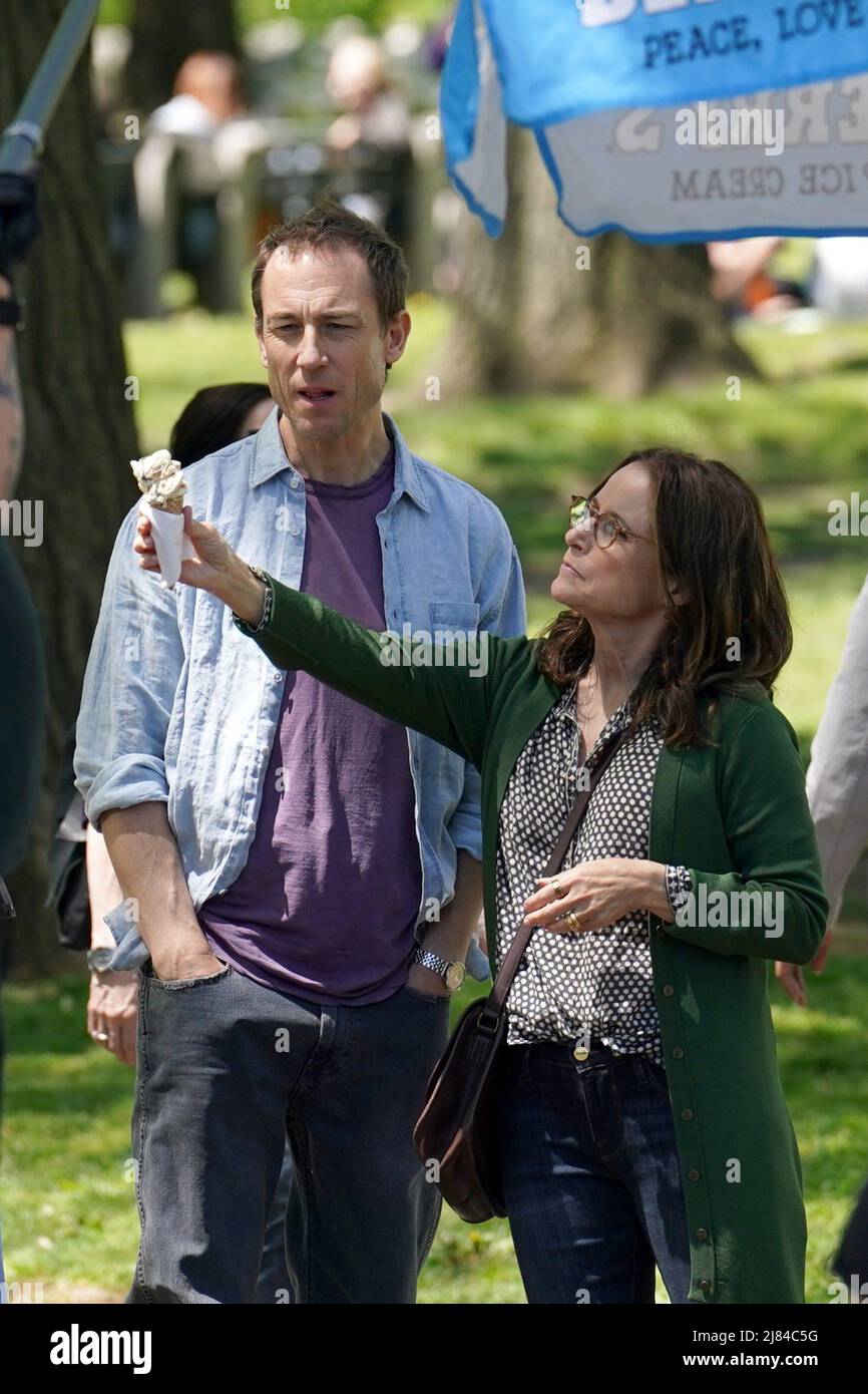 New York, NY, États-Unis. 10th mai 2022. Tobias Menzies, Julia Louis-Dreyfus sur place pour LE tournage DE BETH ET DON Movie sur place, New York, NY 10 mai 2022. Crédit : Kristin Callahan/Everett Collection/Alay Live News Banque D'Images