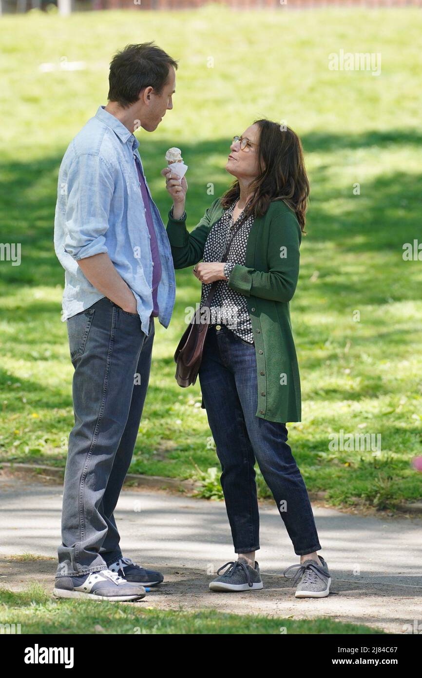 New York, NY, États-Unis. 10th mai 2022. Tobias Menzies, Julia Louis-Dreyfus sur place pour LE tournage DE BETH ET DON Movie sur place, New York, NY 10 mai 2022. Crédit : Kristin Callahan/Everett Collection/Alay Live News Banque D'Images