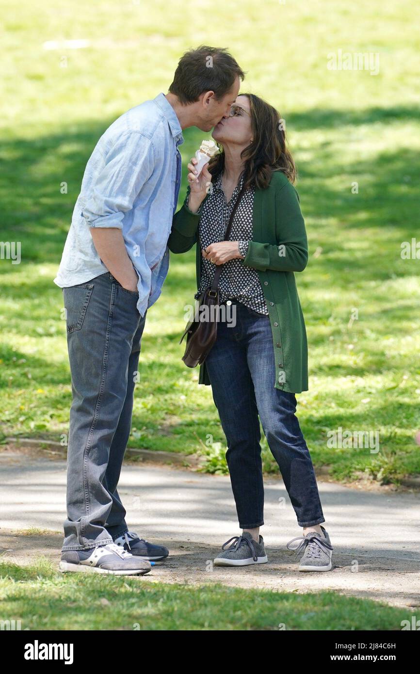 New York, NY, États-Unis. 10th mai 2022. Tobias Menzies, Julia Louis-Dreyfus sur place pour LE tournage DE BETH ET DON Movie sur place, New York, NY 10 mai 2022. Crédit : Kristin Callahan/Everett Collection/Alay Live News Banque D'Images