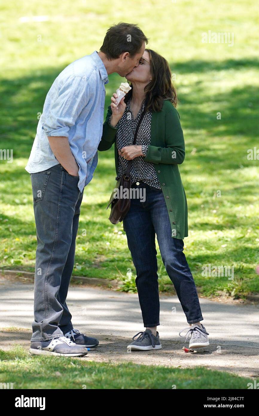 New York, NY, États-Unis. 10th mai 2022. Tobias Menzies, Julia Louis-Dreyfus sur place pour LE tournage DE BETH ET DON Movie sur place, New York, NY 10 mai 2022. Crédit : Kristin Callahan/Everett Collection/Alay Live News Banque D'Images