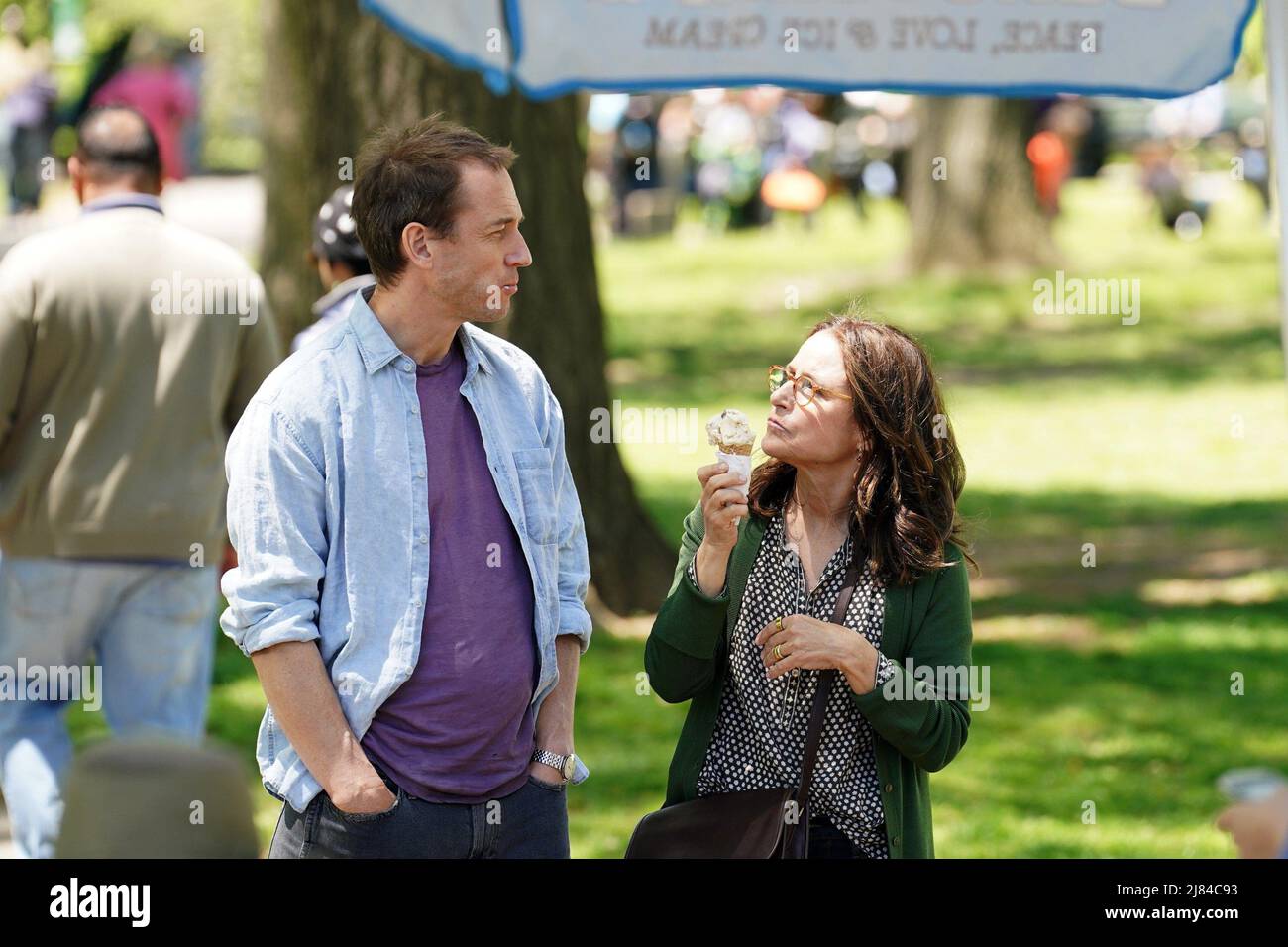 New York, NY, États-Unis. 10th mai 2022. Tobias Menzies, Julia Louis-Dreyfus sur place pour LE tournage DE BETH ET DON Movie sur place, New York, NY 10 mai 2022. Crédit : Kristin Callahan/Everett Collection/Alay Live News Banque D'Images