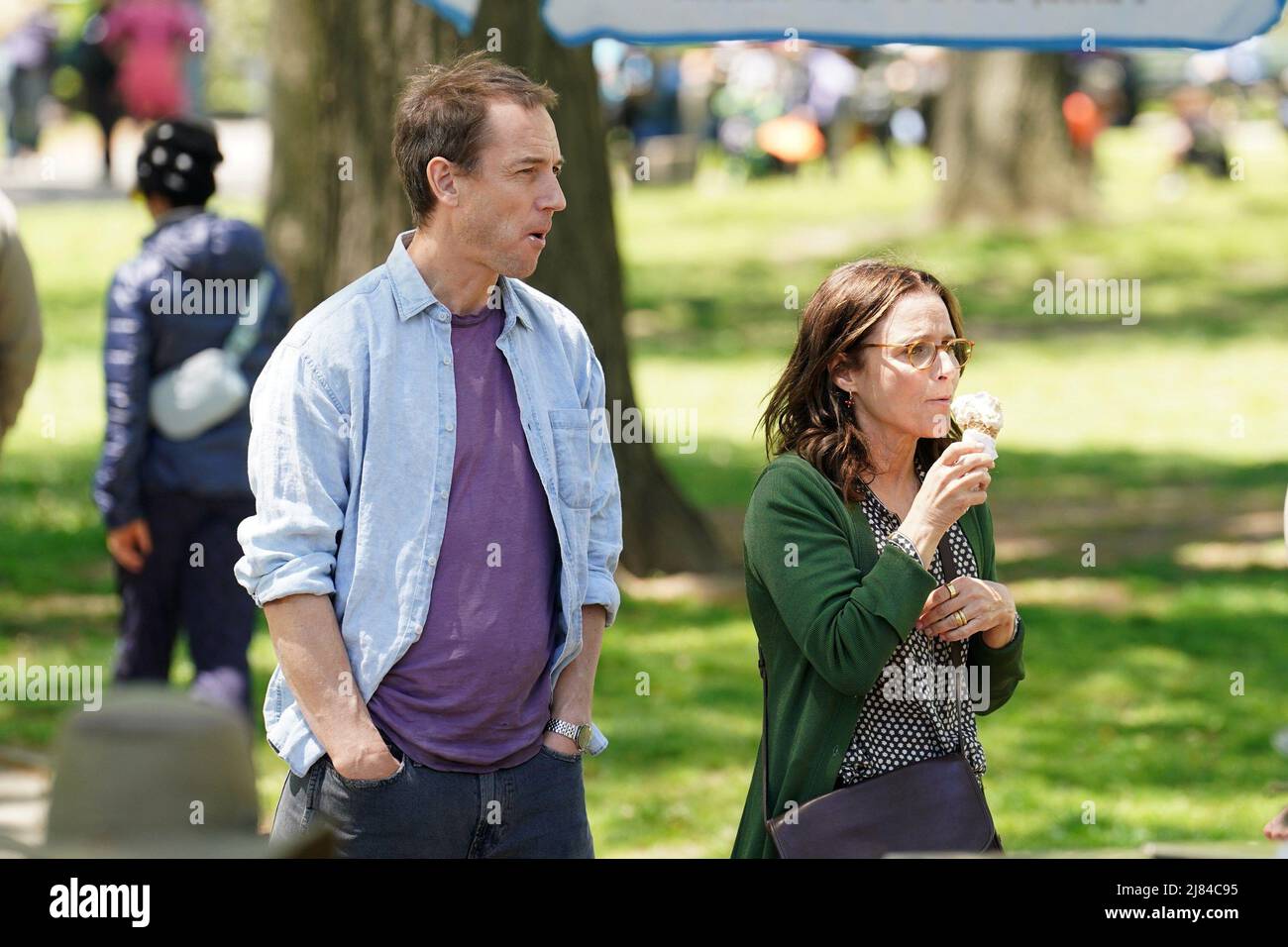 New York, NY, États-Unis. 10th mai 2022. Tobias Menzies, Julia Louis-Dreyfus sur place pour LE tournage DE BETH ET DON Movie sur place, New York, NY 10 mai 2022. Crédit : Kristin Callahan/Everett Collection/Alay Live News Banque D'Images