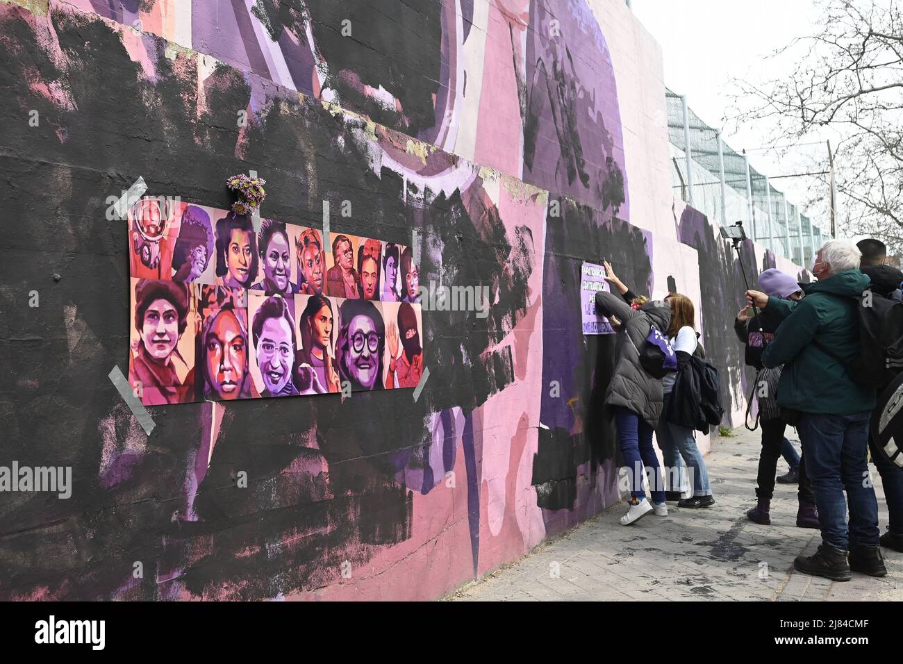 Les gens se réunissent pour organiser une manifestation après une fresque féministe, représentant des icônes comme Frida Kahlo, Rosa Parks et Nina Simone, vandales par la peinture noire en aérosol à Madrid, Espagne présentant: Atmosphère où: Madrid, Espagne quand: 08 mars 2021 crédit: Oscar Gonzalez/WENN Banque D'Images