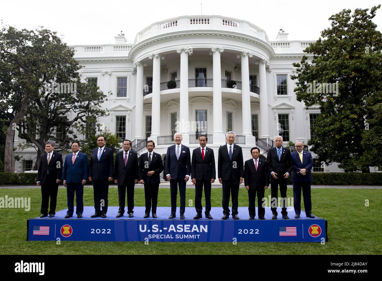 Washington, États-Unis. 12th mai 2022. LE président AMÉRICAIN Joe Biden pose avec les dirigeants du Sommet spécial États-Unis-ASEAN lors d'une photo de famille sur la pelouse sud de la Maison Blanche à Washington, DC, le jeudi 12 mars 2022. Biden a accueilli les dirigeants des pays de l'ANASE et le Secrétaire général de l'ANASE à la Maison Blanche, alors que le Sommet spécial États-Unis-ANASE se réunit, le deuxième Sommet spécial depuis 2016. Le sommet devrait aborder la réponse de la COVID-19 et la sécurité sanitaire mondiale, le changement climatique et le développement durable. Photo de Michael Reynolds./UPI crédit: UPI/Alay Live News Banque D'Images