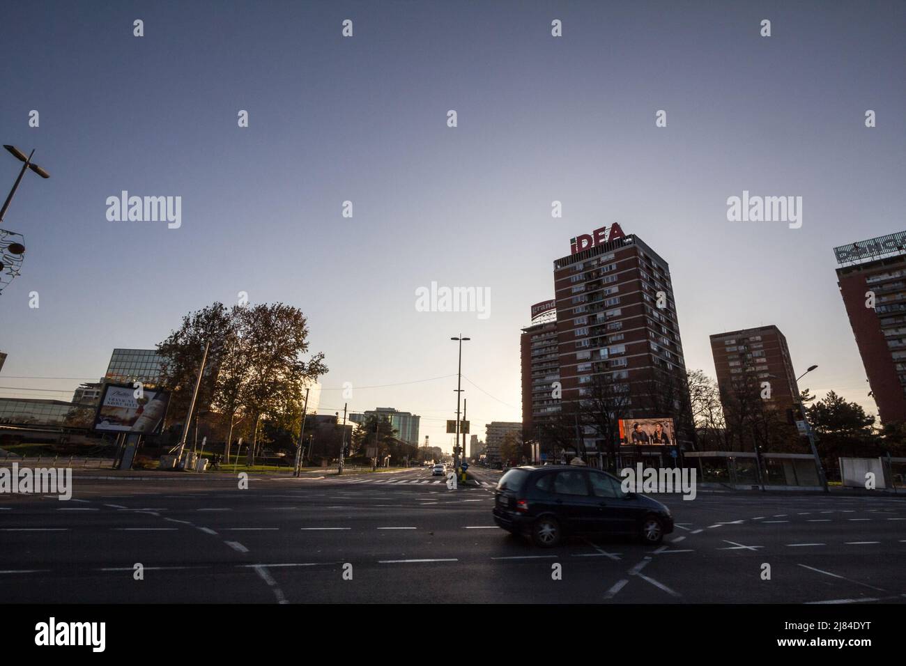 Photo des bâtiments socialistes de Novi Beograd à Blok 21 à Belgrade, Serbie avec des voitures et des gens passant. Ils sont typiques de l'archi communiste Banque D'Images