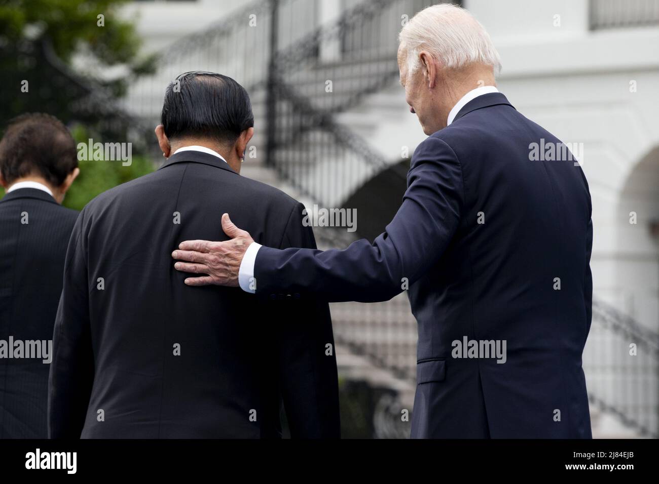 Le président américain Joe Biden (R) retourne à la Maison Blanche avec le Premier ministre du Cambodge Hun Sen (L) et d'autres dirigeants du Sommet spécial USA-ASEAN à la suite d'une photo de famille sur la pelouse sud de la Maison Blanche à Washington, DC, le jeudi 12 mars, 2022 Biden a souhaité la bienvenue aux dirigeants des pays de l'ANASE et au Secrétaire général de l'ANASE à la Maison Blanche, alors que le Sommet spécial États-Unis-ANASE se réunit, le deuxième Sommet spécial depuis 2016. Le sommet devrait aborder la réponse de la COVID-19 et la sécurité sanitaire mondiale, le changement climatique et le développement durable. Photo de Michael Reynolds./UPI Banque D'Images