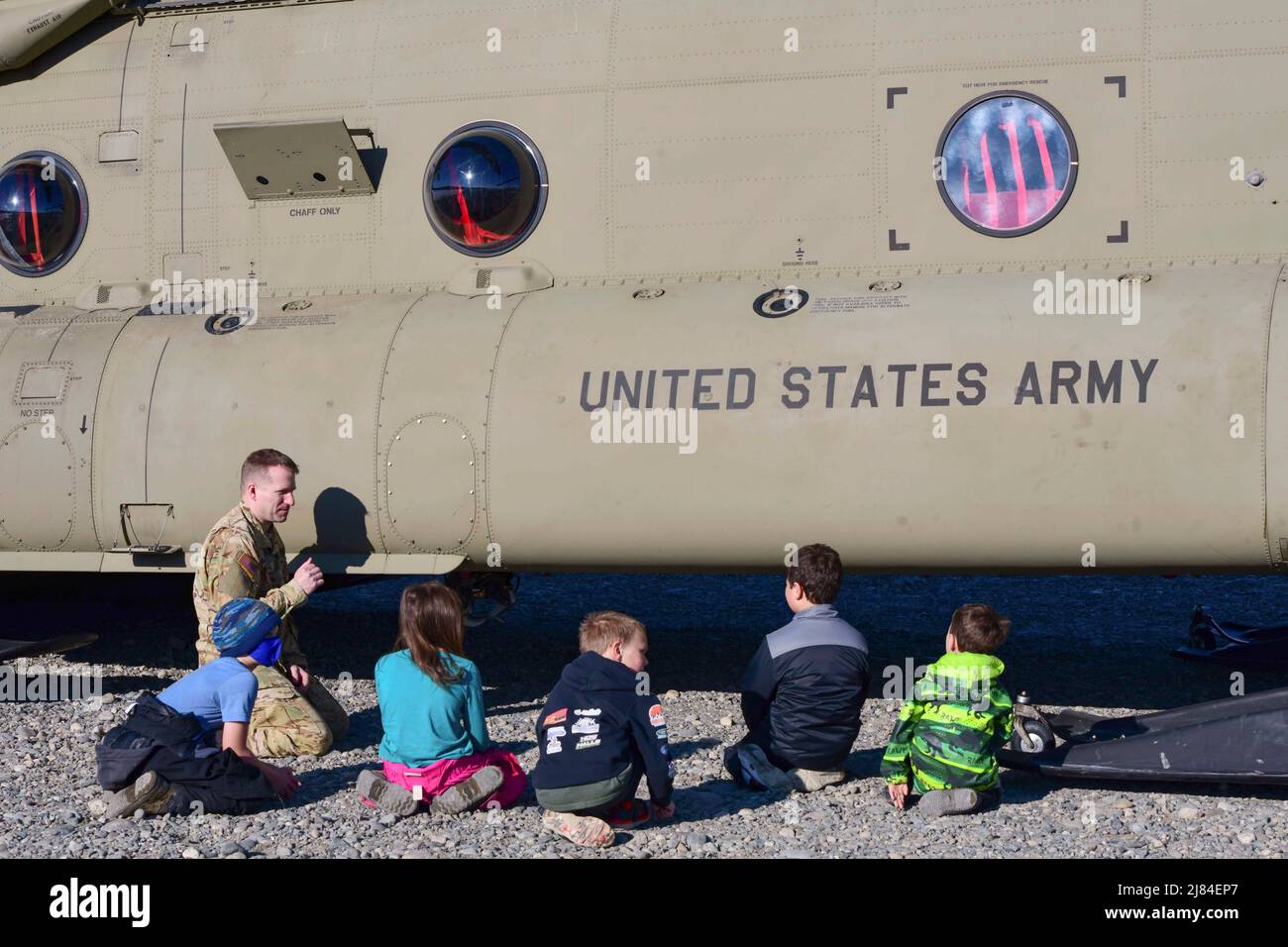 Talkeetna, Alaska, États-Unis. 27th avril 2022. L'Adjudant-chef 4 François Collard parle à un groupe d'enfants du primaire de Talkeetna, en Alaska, de l'hélicoptère CH-47F Chinook de l'Armée de terre le 27 avril 2022. Les Sugar Bears of B Company, 1st Bataillon, 52nd Aviation Regiment sortent de Talkeetna chaque printemps pour aider le Service des parcs nationaux et acquérir de l'expérience dans les opérations en haute-terrain. Crédit: Armée américaine/ZUMA Press Wire Service/ZUMAPRESS.com/Alamy Live News Banque D'Images