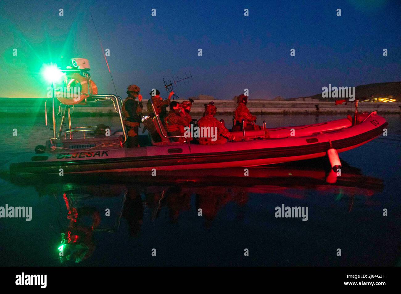 Split, Croatie. 4th mai 2022. Les forces navales spéciales croates (VSS) et les membres de la marine spéciale des États-Unis quittent le port par des bateaux du zodiaque pour un exercice de plongée de nuit dans le cadre de l'exercice Trojan Footprint à Split, Croatie, le 4 mai 2022. L'exercice Trojan Footprint est le premier exercice des forces d'opérations spéciales en Europe qui se concentre sur l'amélioration de la capacité de la SOF à contrer une myriade de menaces, augmente l'intégration avec les forces conventionnelles et améliore l'interopérabilité avec nos alliés de l'OTAN et nos partenaires européens. Crédit: Armée américaine/ZUMA Press Wire Service/ZUMAPRESS.com/Alamy Live News Banque D'Images