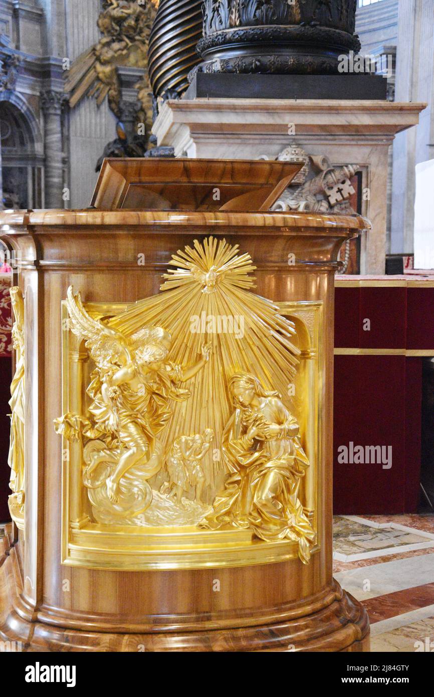 La nouvelle chaire montrant l'annonce dans la basilique Saint-Pierre, Cité du Vatican, Vatican. Banque D'Images