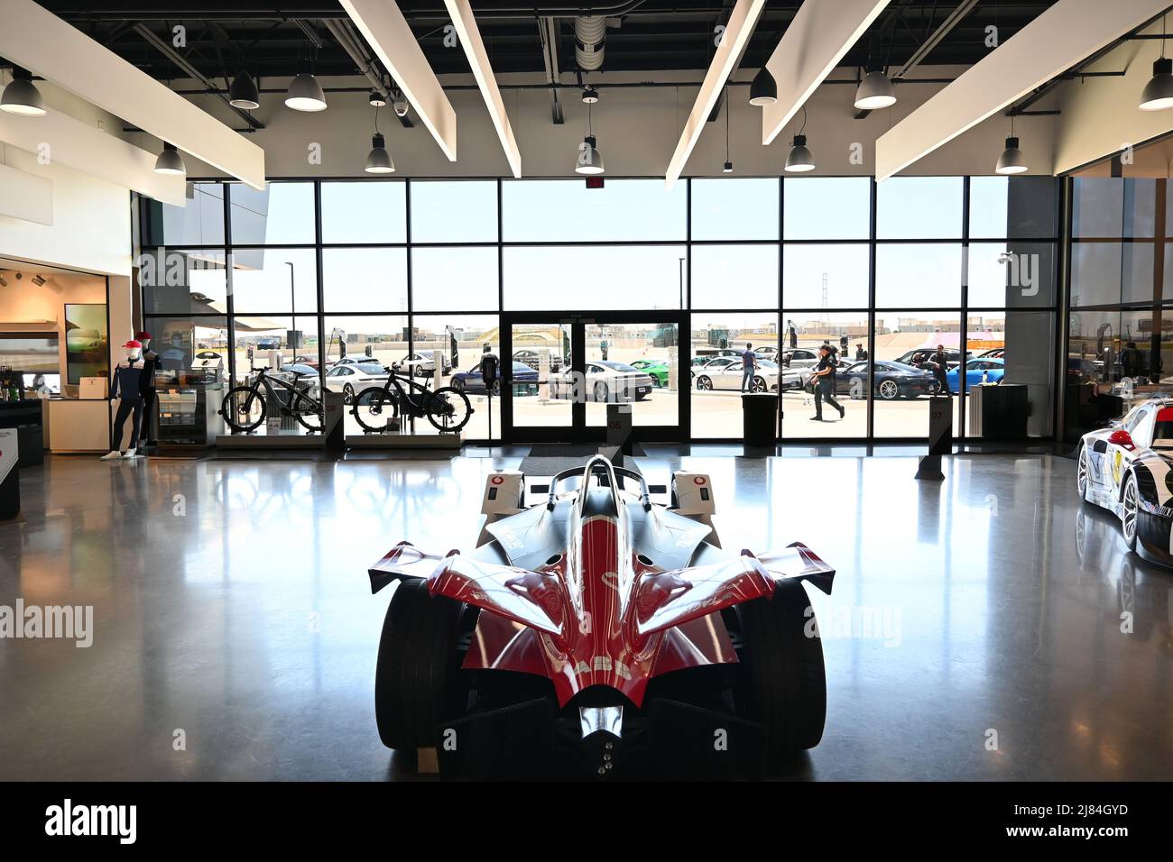 CARSON, CALIFORNIE - 11 MAI 2022 : intérieur du Centre Porsche Experience avec fenêtre donnant sur la piste de 53 hectares. Banque D'Images