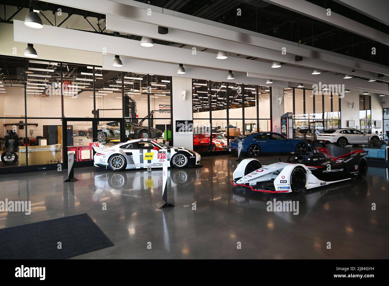 CARSON, CALIFORNIE - 11 MAI 2022 : intérieur du Centre Porsche Experience qui offre une variété d'expériences sur un circuit de 53 hectares. Banque D'Images