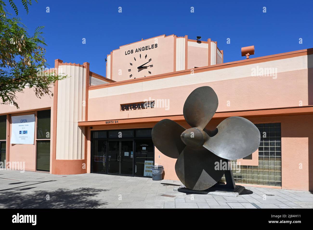 SAN PEDRO, CALIFORNIE - 11 MAI 2022 : le musée maritime de Los Angeles est installé dans l'ancien bâtiment du terminal des ferries municipaux, sur le canal principal de Banque D'Images